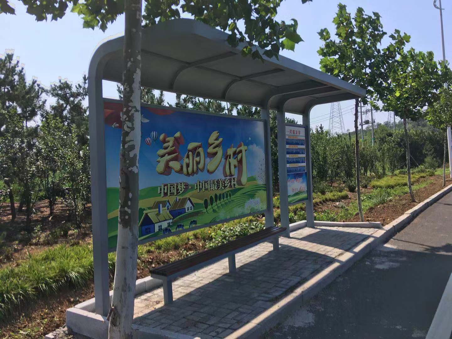 候車(chē)亭實(shí)景，鄉(xiāng)鎮(zhèn)款站牌實(shí)景